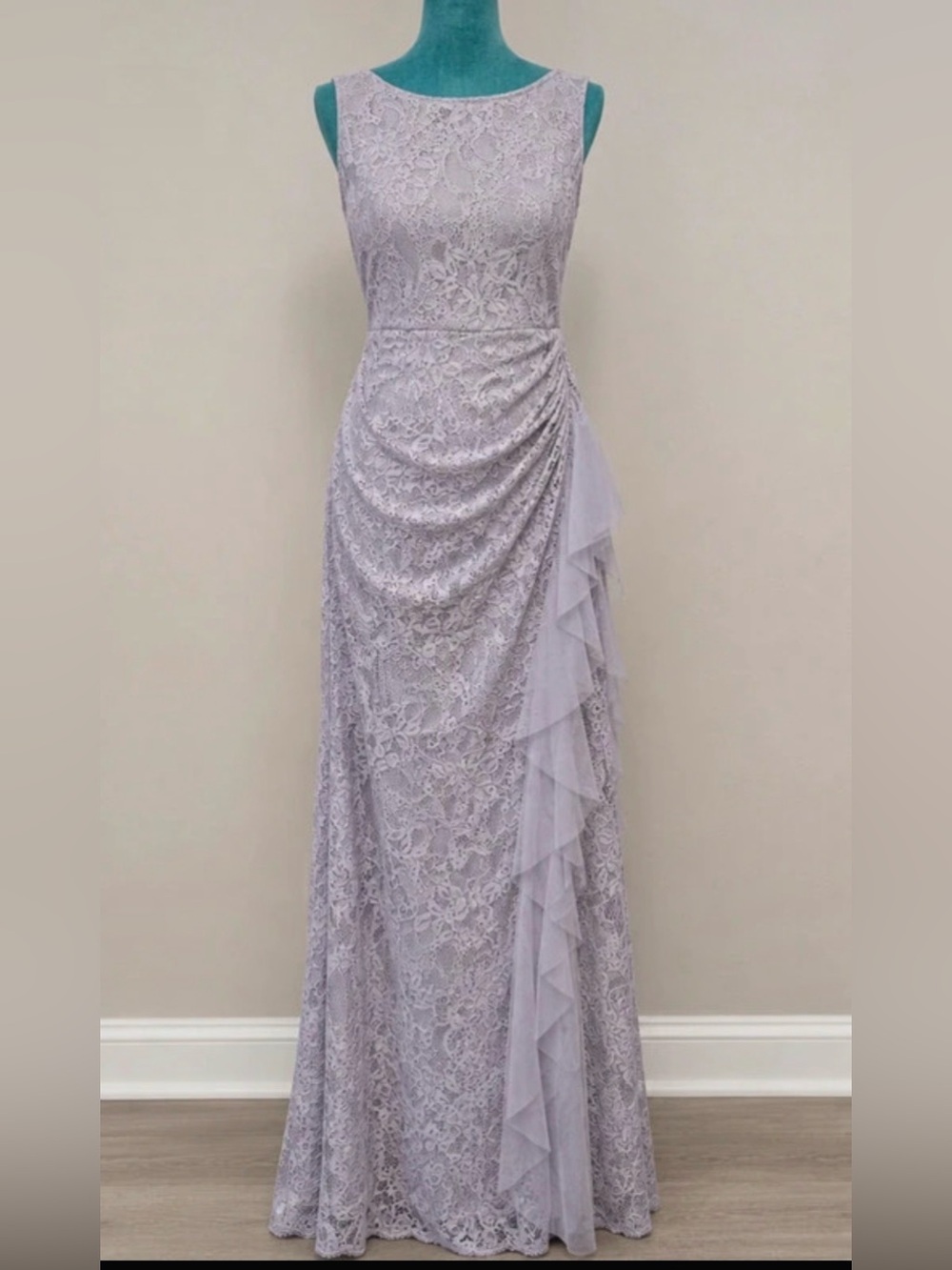 Elegant Lace Evening Gown in Light Lavender